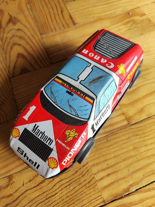 Carro antigo de lata