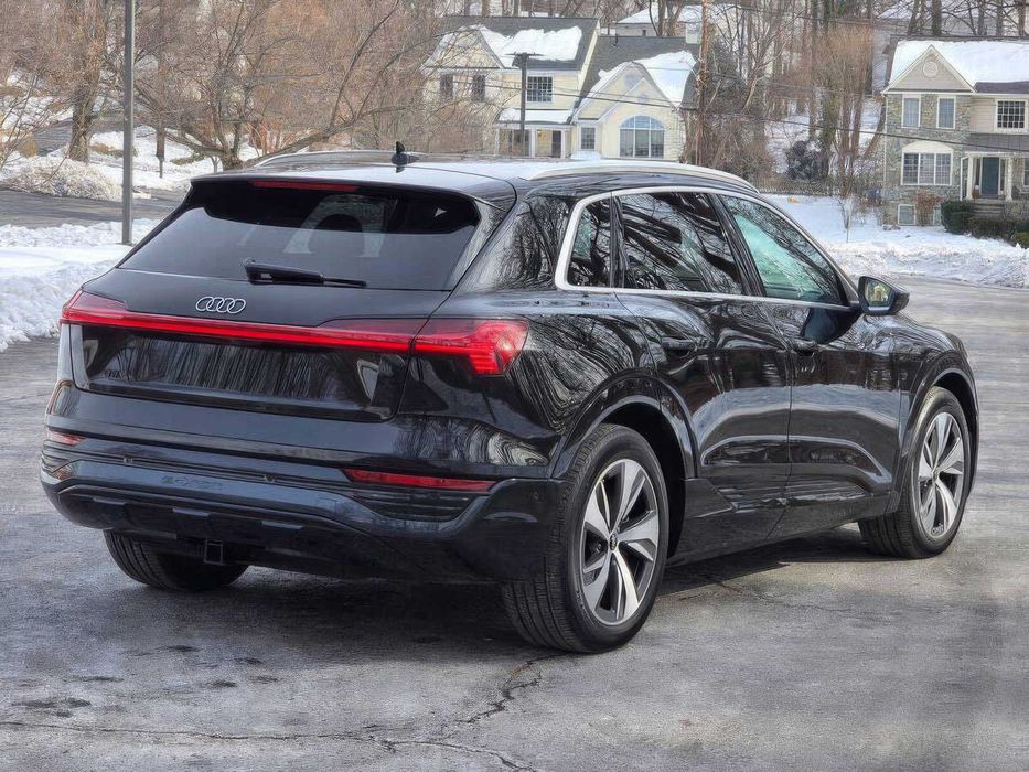 Audi Q8 e-tron      2024