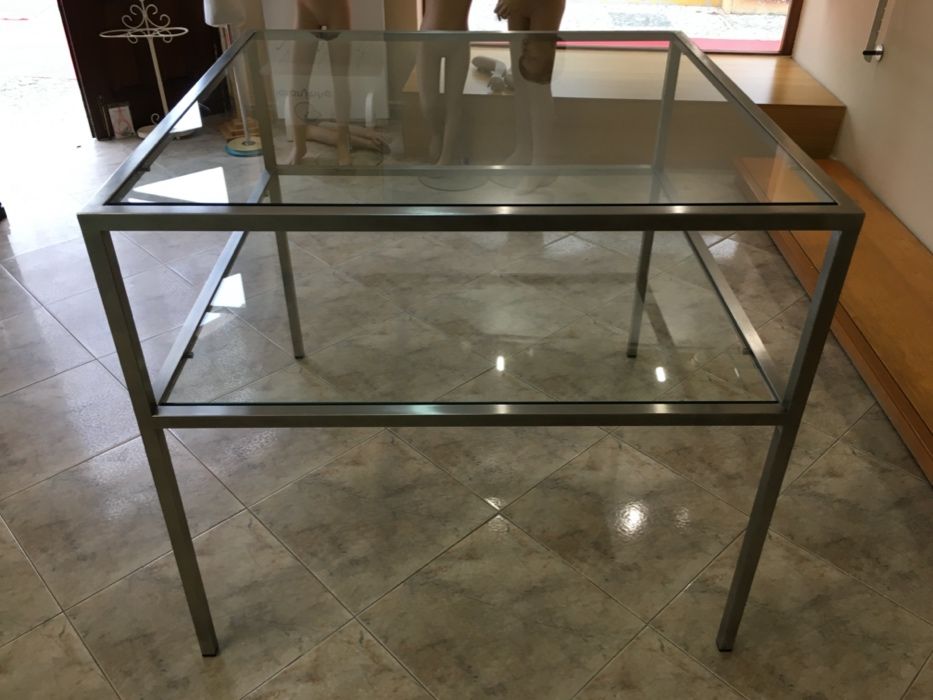 Mesa de exposição de vestuário