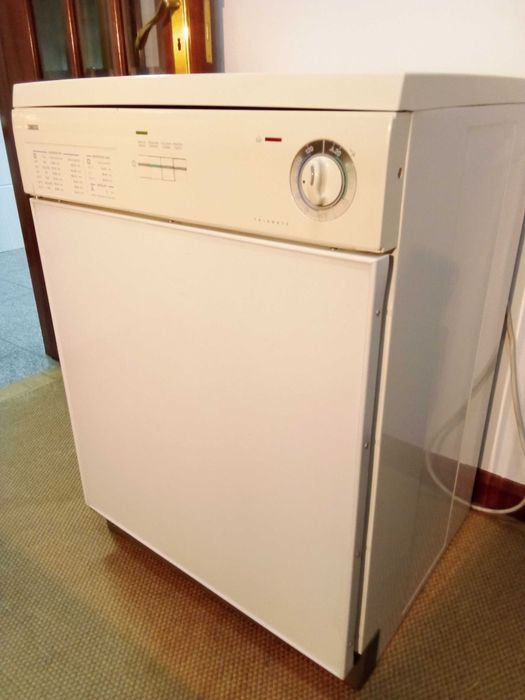 MÁQUINA DE SECAR ROUPA, com pouco uso, ZANUSSI TD 504 TC, como nova.