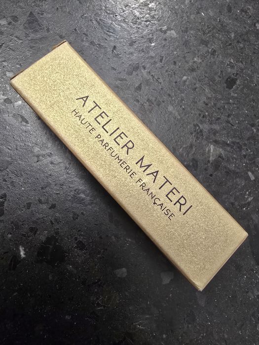 Burgundy oud atelier materi