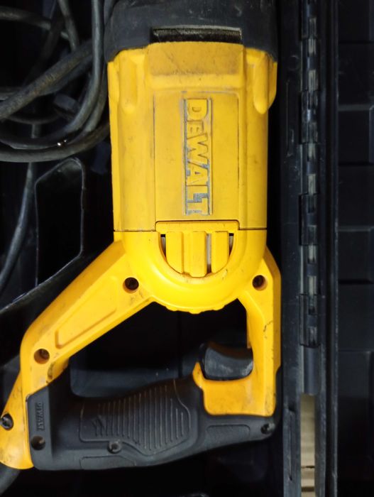 DEWALT DWE305-QS Piła Szablasta Sieciowa 1100W