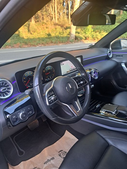 Mercedes A 180d Progressive com vários extras AMG