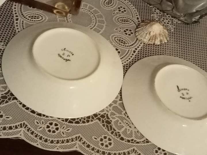 Belo prato e dois pires de porcelana
