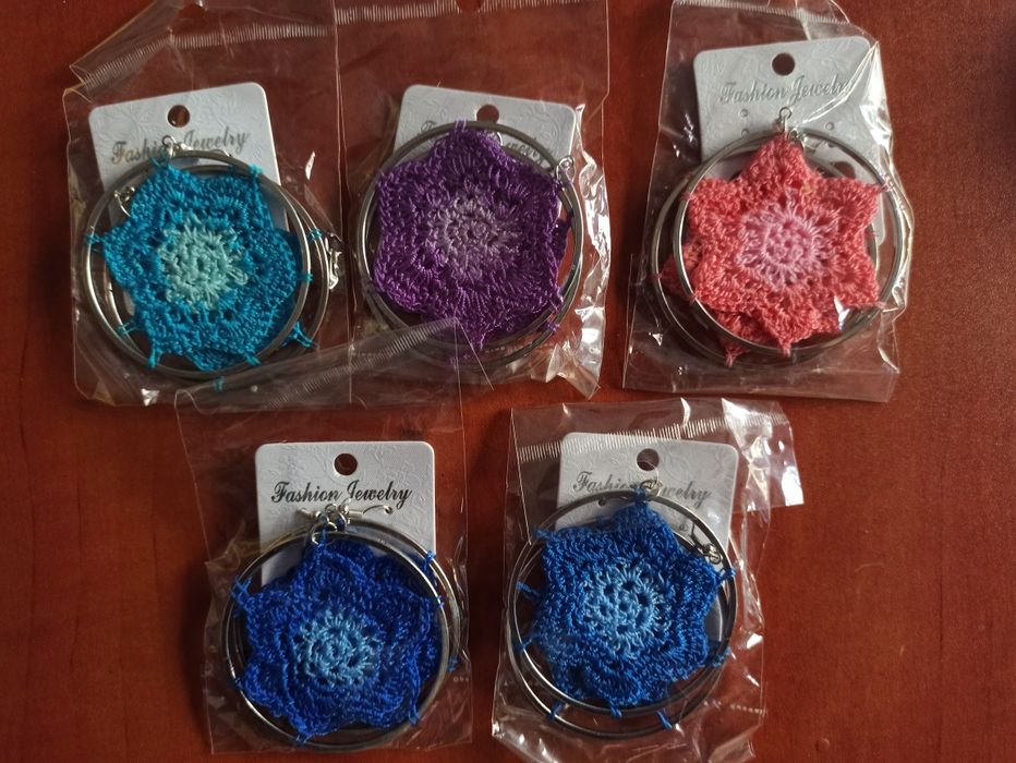 Kolczyki koła z szydełkowym motywem