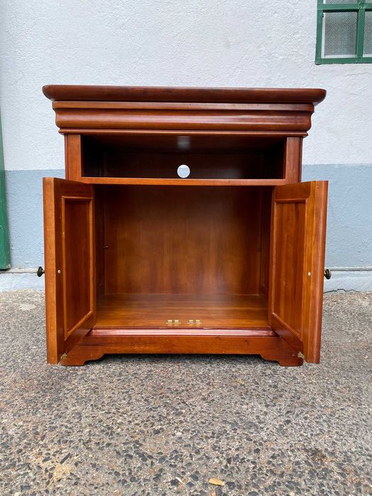 Móvel de televisão em madeira de cerejeira