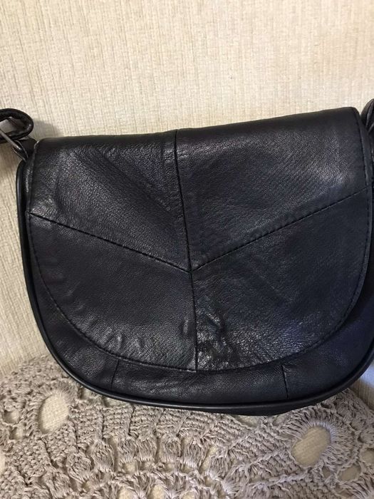 Кожаная маленькая сумка через плечо.