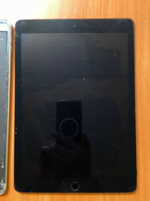 Продаж iPad Pro 9.7  на запчастини
