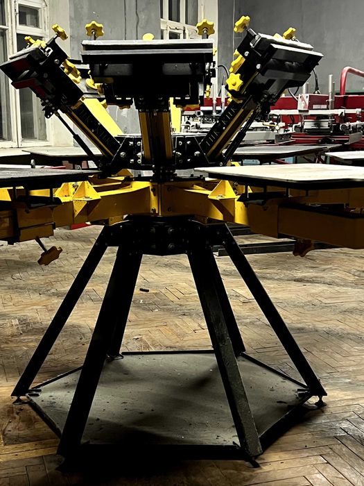 Станок для шелкотрафаретной печати (шелкографии).