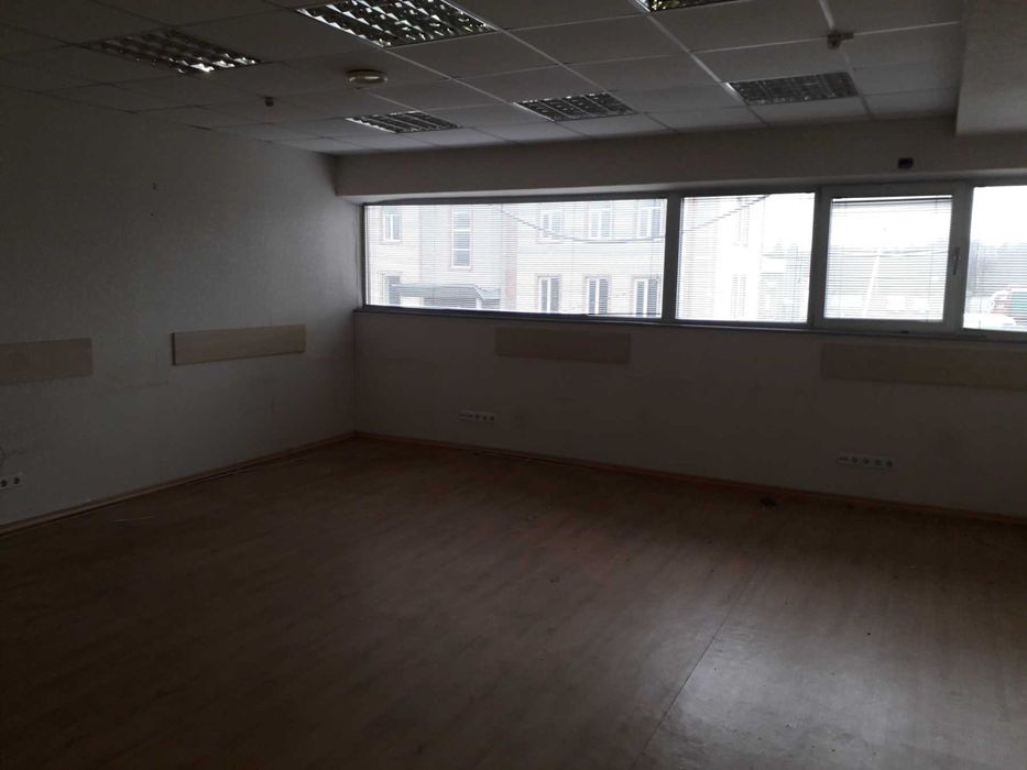 Продам приміщення автосалону