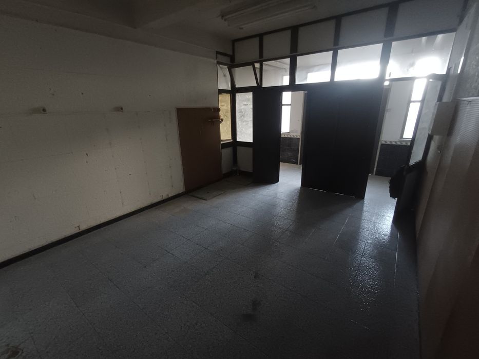 Loja/garagem/arrumos