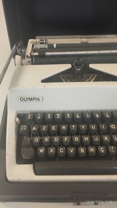 Maquina de escrever Olympia com mala