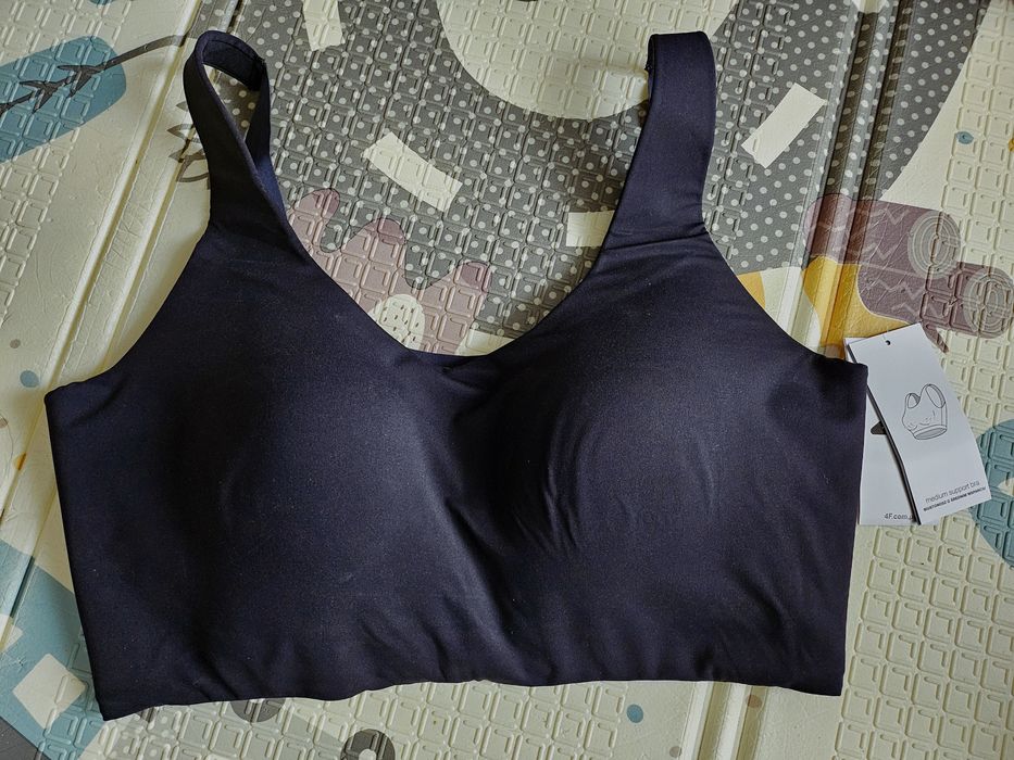 Biustonosz sportowy 4f ze średnim wsparciem