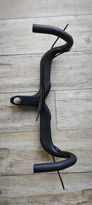 Guiador integrado em carbono