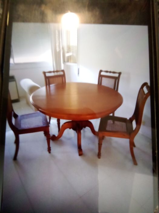 Mesa redonda e cadeiras