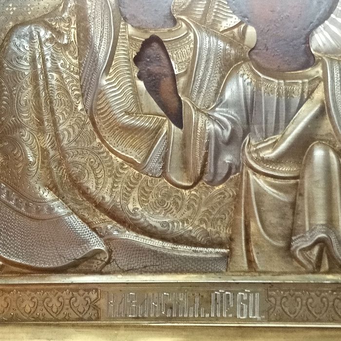 Продам икону в киоте.