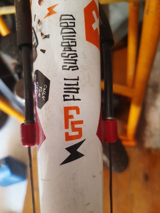 Bicicleta Criança até com suspensão à frente e a meio do quadro.