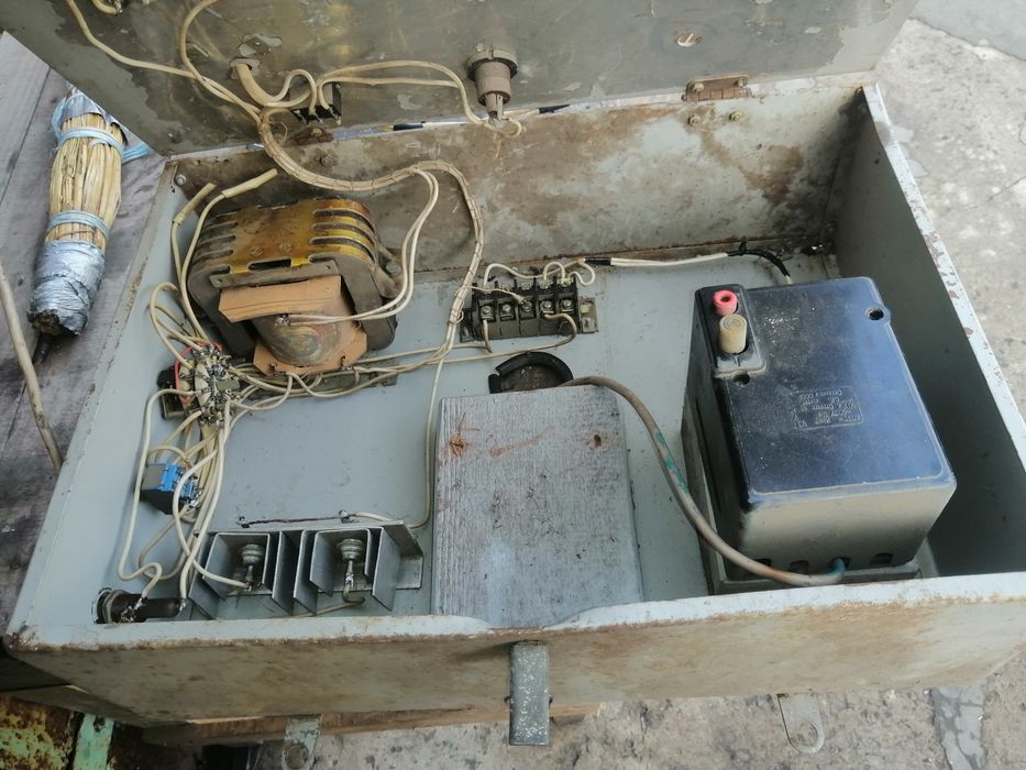 Зарядошник для акамуляторов авто 12в.