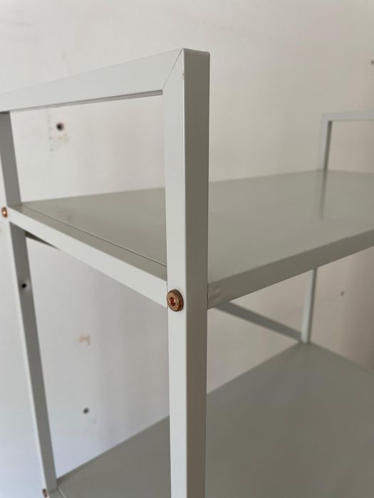 Estante de metal do Ikea