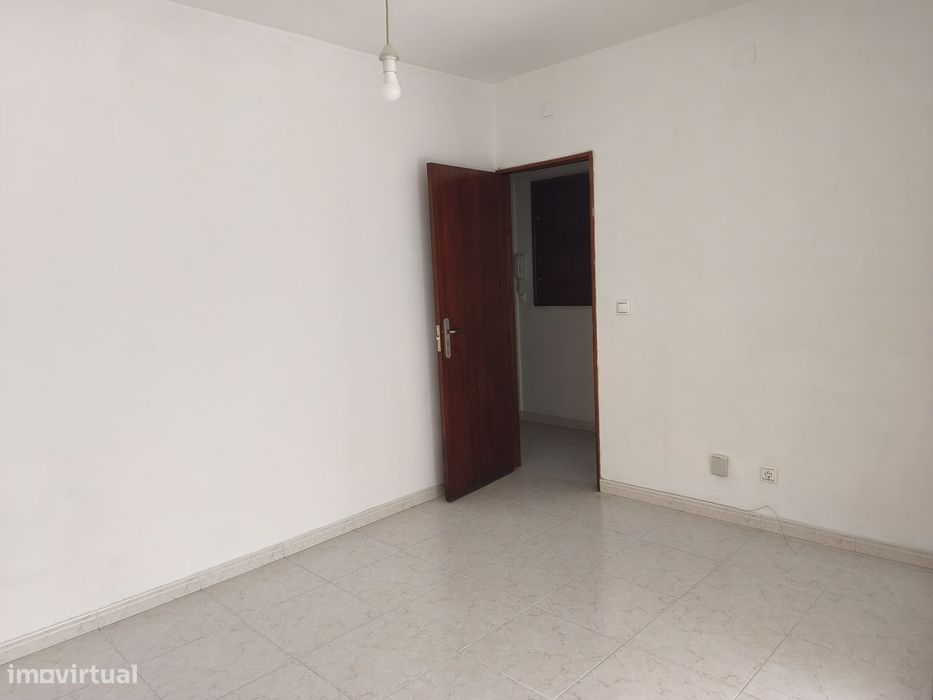 T3 Linda-a-Velha, Bem localizado,Junto à saída da A5 e VivaGym Ginásio