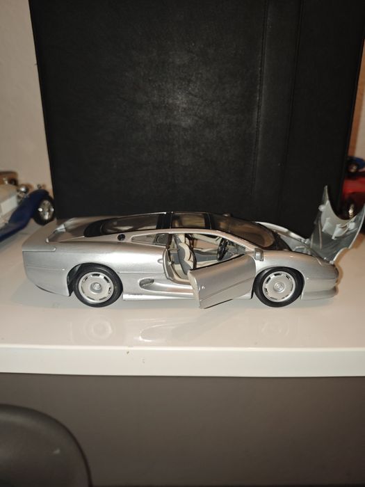 Revell, Maisto, Bburago Polistil 1/18