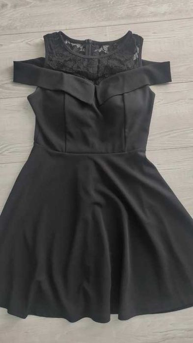 elegancka czarna sukienka na uroczystość