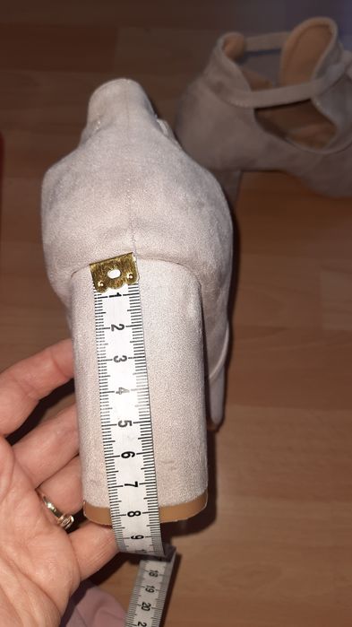 Buty na słupku 37