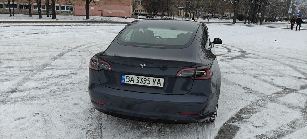 Tesla model 3 2023 рік