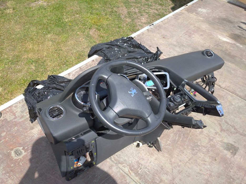 Панель торпедо Пежо 3008