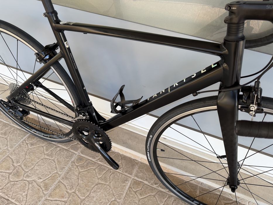 Bicicleta de estrada bem equipada