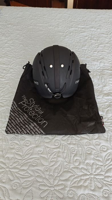Capacete e óculos de neve