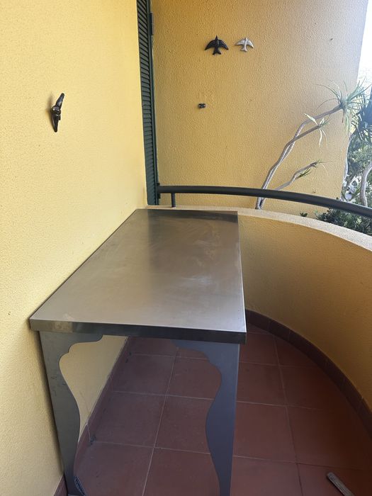 Mesa em Metal Inox (aço) com Pés Trabalhados – 120x60 cm