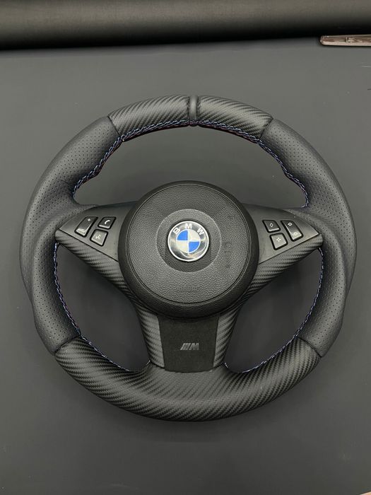 Apresentamos  volante BMW E 60  estofado em pele perfurada e carbono,