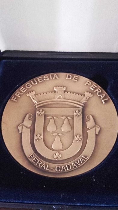brasão da Freguesia de Peral, Cadaval: medalha, estandarte e prato