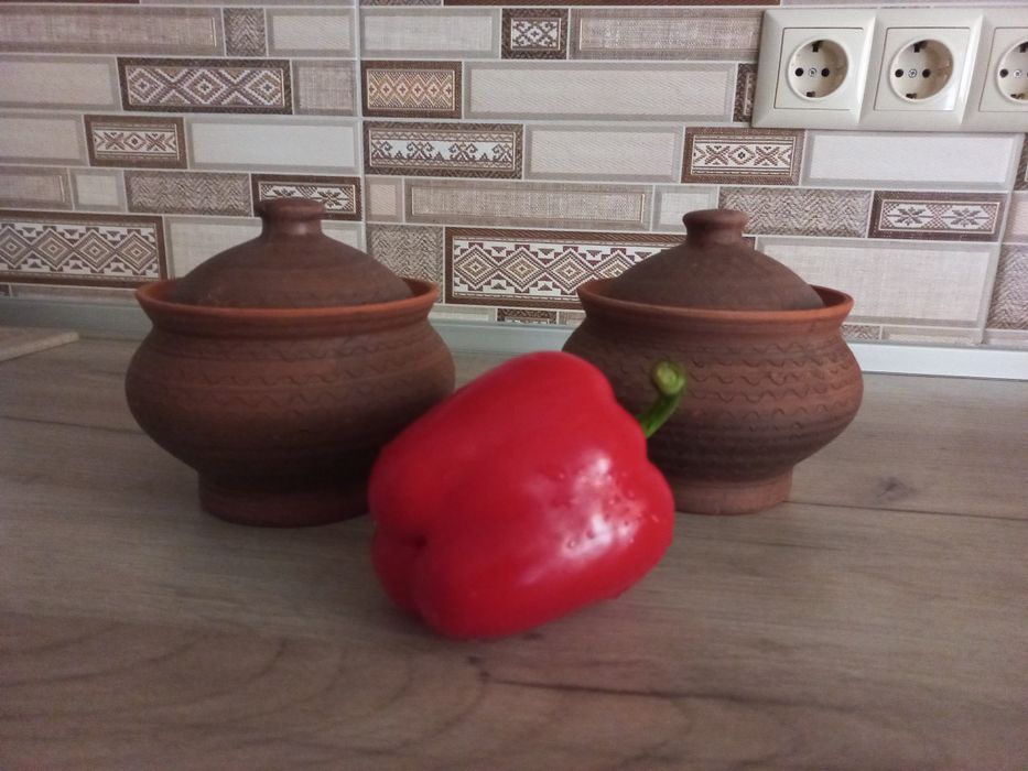 Глиняні горщики .