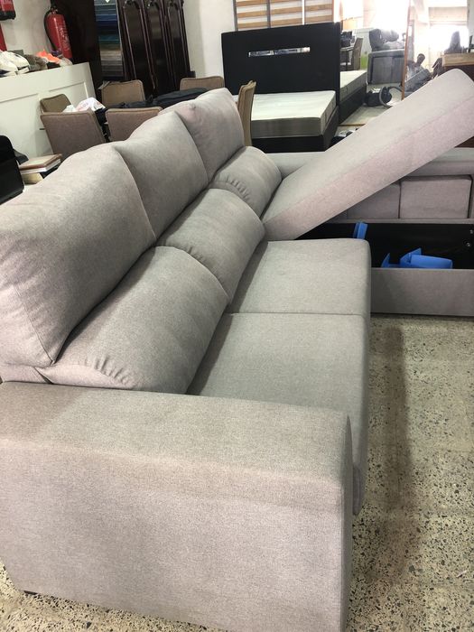 Sofa 3 luhares com bau de arrumação e 4 puffs