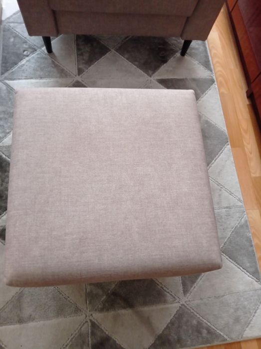 Fotel z podnóżkiem.