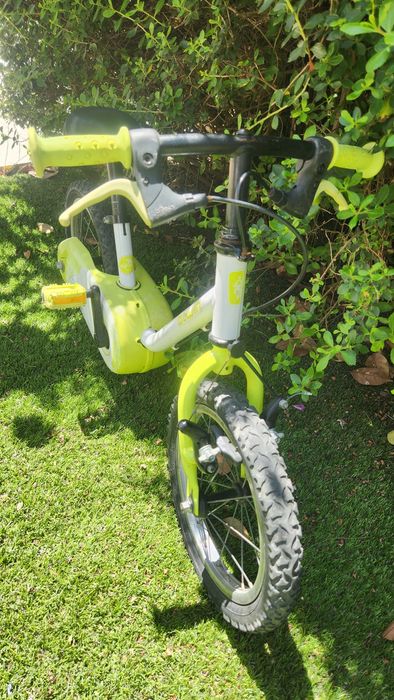 Bicicleta com pedais para criança