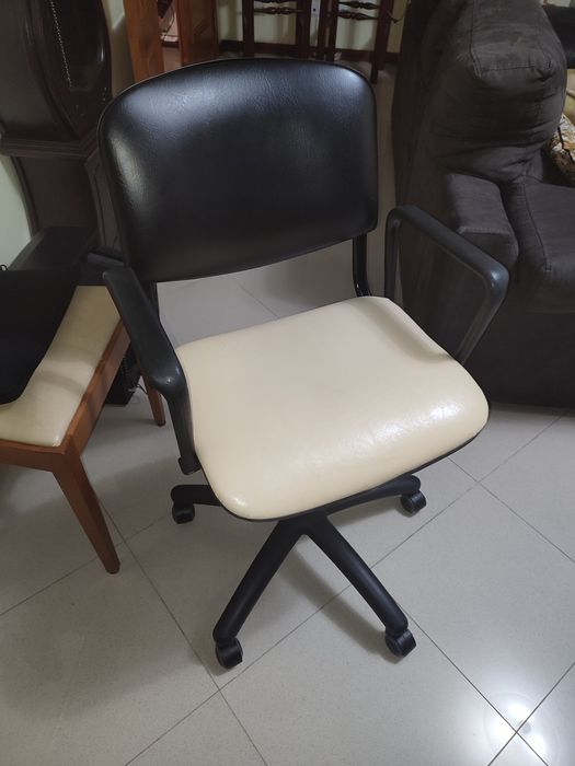 Cadeira de escritório secretária rotativa e com altura ajustável