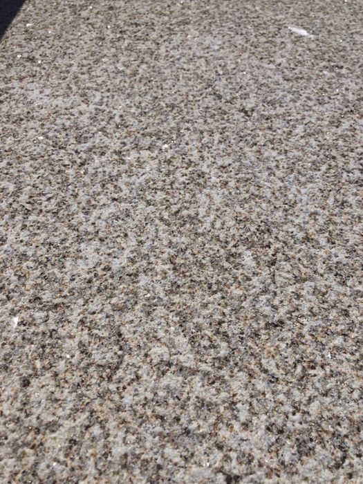 Mosaico de granito amarelo vila real picado