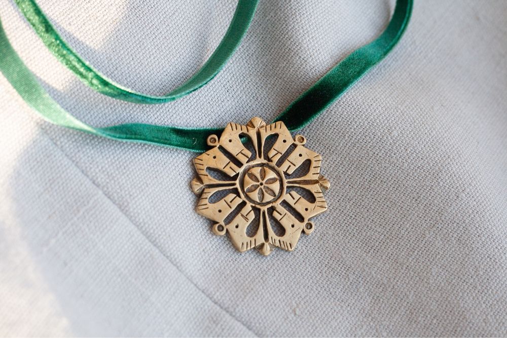 Прикраса підвіска на шию Дукач кулон квітка купити чокер