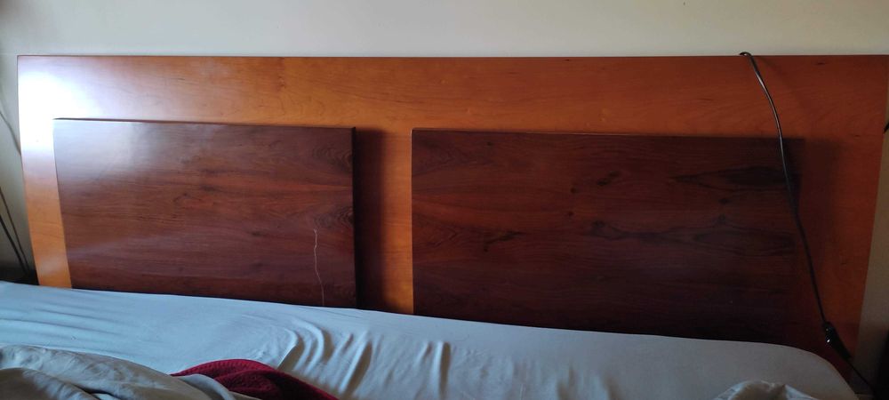 Conjunto de 2 mesas de cabeceira, cama (inclui o estrado) em cerejeira