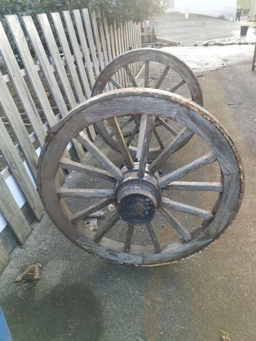 Duas rodas de carroça antiga.