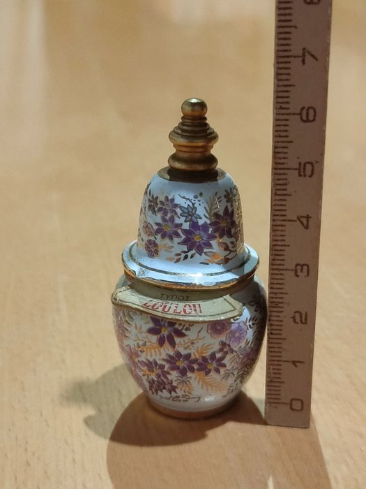 Conjunto de frascos de perfume vintage.