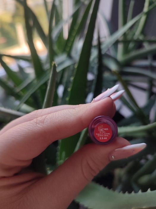 Matowa czerwona pomadka