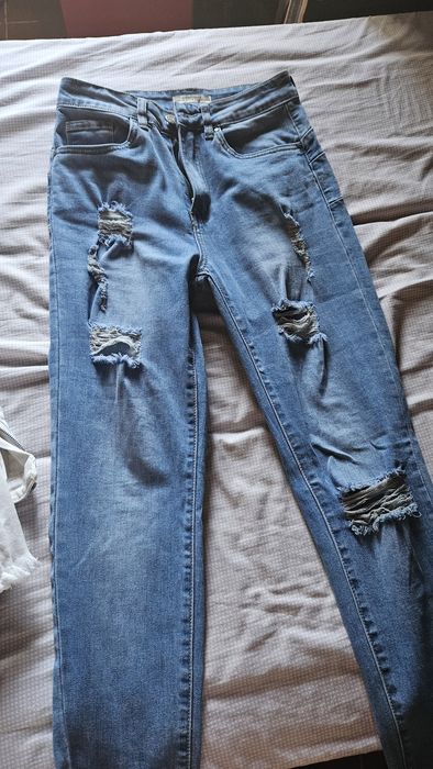 Várias calças jeans e pantalonas