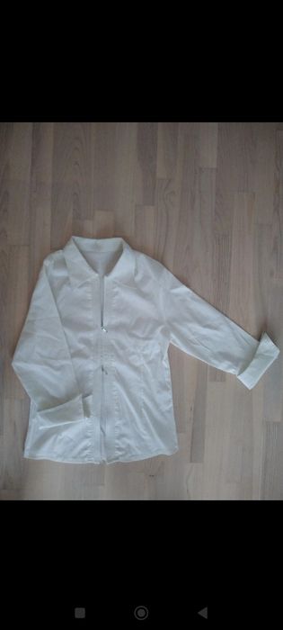 Bluzka damska zapinana na dwustronny suwak.