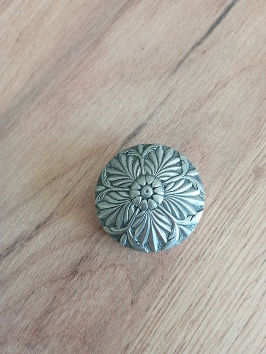 Caixa antiga em aço para levar comprimidos