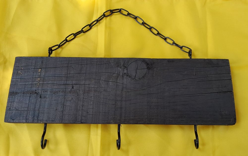 Cabide artesanal em madeira com "patas" cães