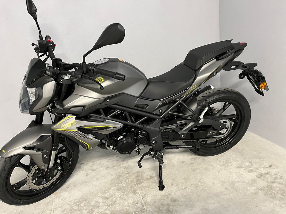 Benelli BN 125 (2023) cinza, só 1200 km, como nova